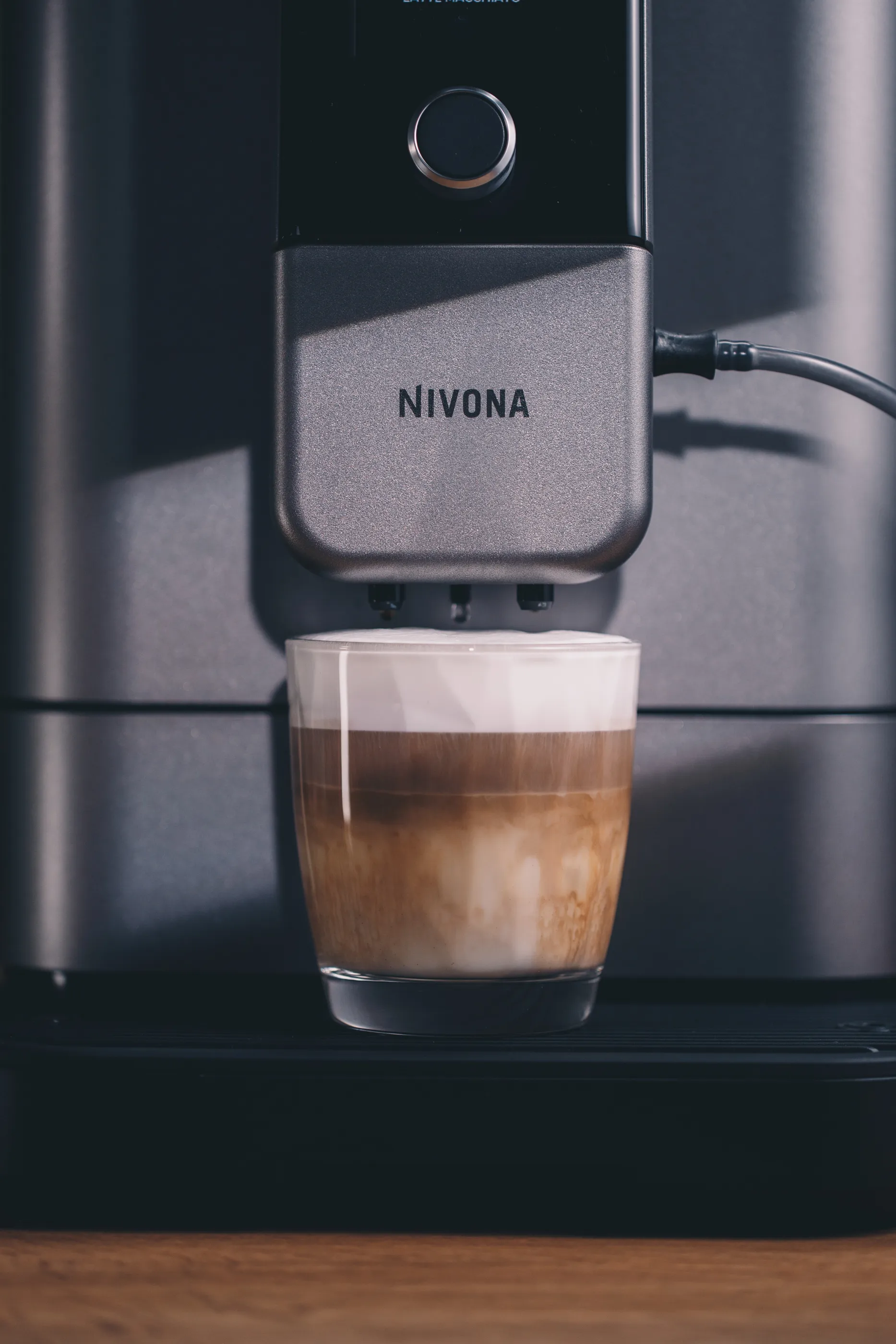 Perfekter Espresso mit goldener Crema in einer Tasse