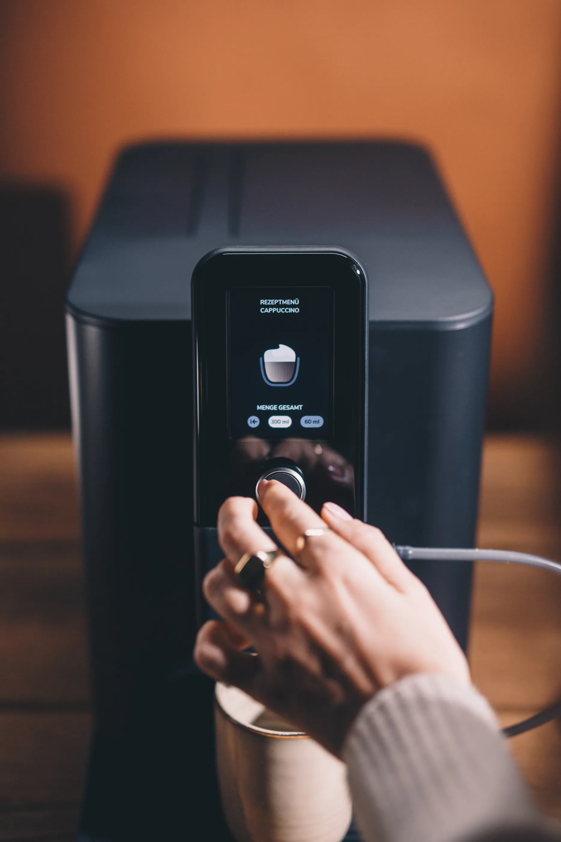 NIVO 8000 in einer modernen Küche mit Zubehör und Kaffeebohnen